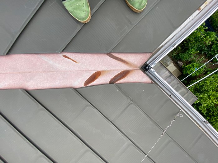 雨漏り調査で棟板金の脇に施工されたコーキングの問題が見つかりました